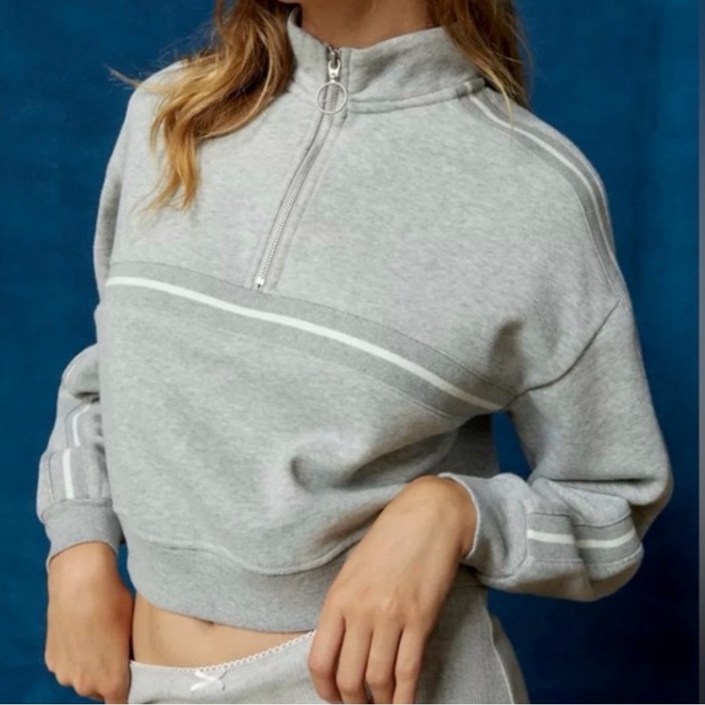 EUC - BDG cropped quarter-zip Gray sweatshirt from Urban Outfitters - Size S